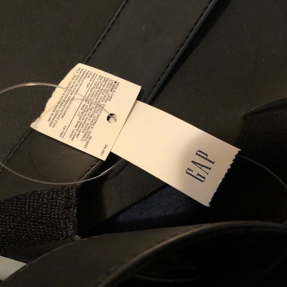 Bundle of 3 items 2 Hanes XL t shirts & 1 pair NWT Gap flip flops size 12 - Picture 4 of 11